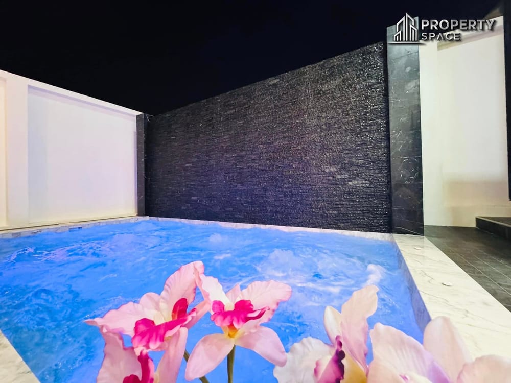 Experience Modern Living: 3-Bedroom Luxury Pool Villa in East Pattaya for Sale Image 4