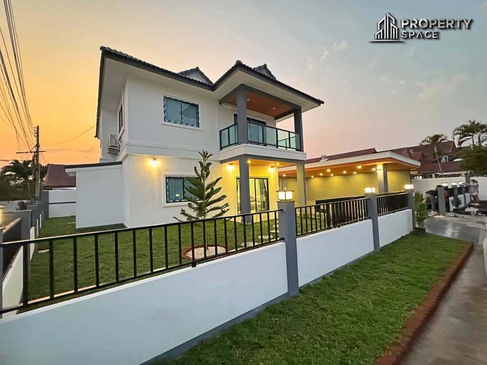 Modern 5-Bedroom Pool Villa in Park Rungrueng Village, Pattaya – For Sale Image 1