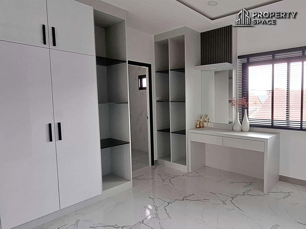 Modern 5-Bedroom Pool Villa in Park Rungrueng Village, Pattaya – For Sale Image 17