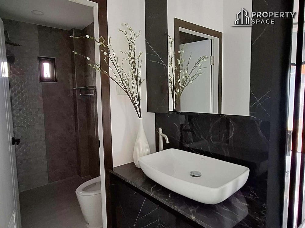 Modern 5-Bedroom Pool Villa in Park Rungrueng Village, Pattaya – For Sale Image 18