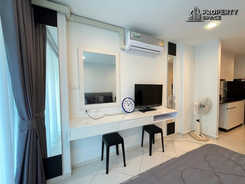 Modern Studio in Art On The Hill Pratumnak Condo For Rent Image 6