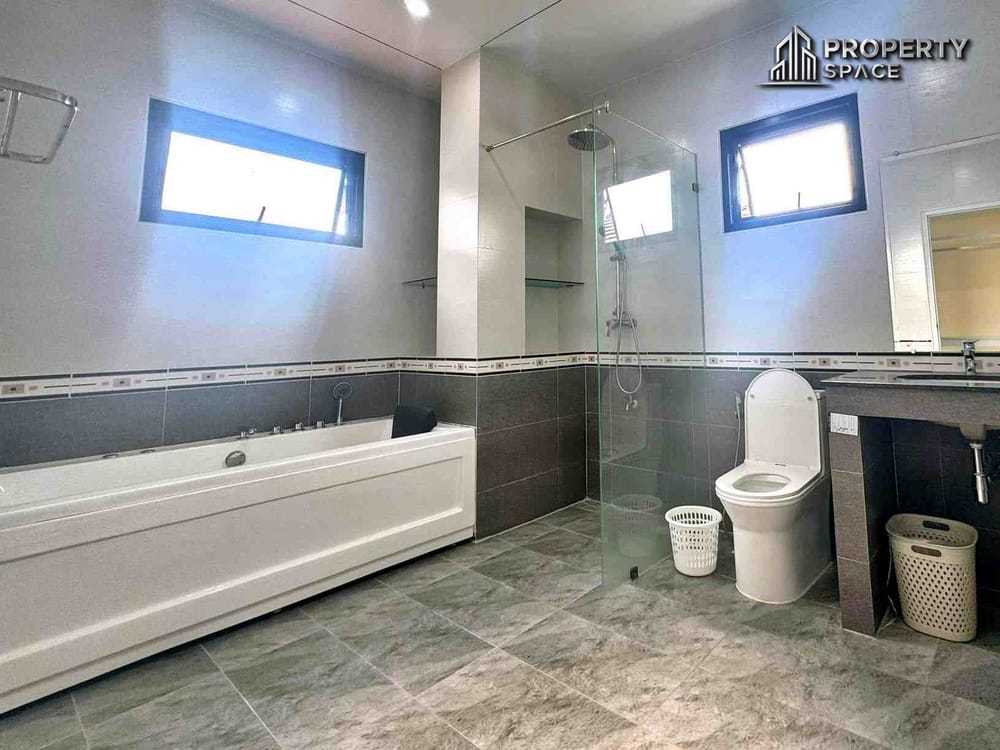Modern 4 Bedroom Pool Villa Modern In The Lake Huai Yai Pattaya For Rent Image 12