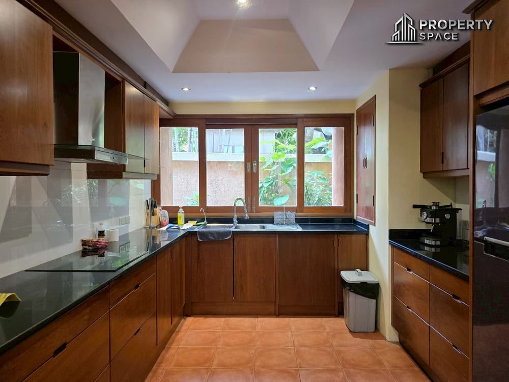 Luxurious 4 Bedroom Pool Villa In Na Jomtien Pattaya For Rent Image 11