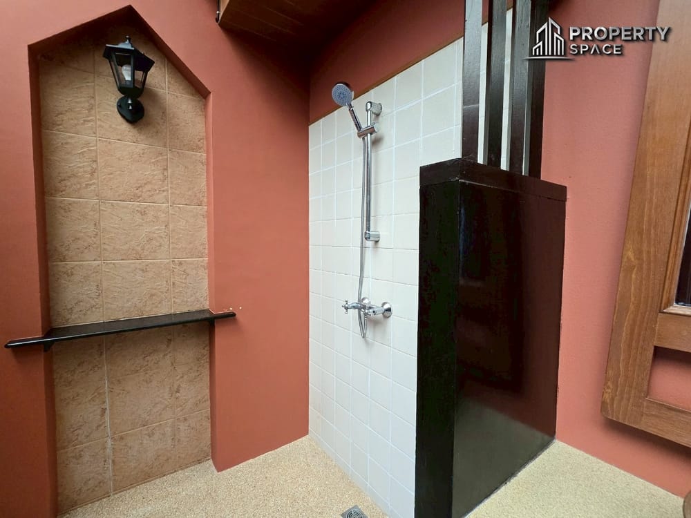 Luxurious 4 Bedroom Pool Villa In Na Jomtien Pattaya For Rent Image 25
