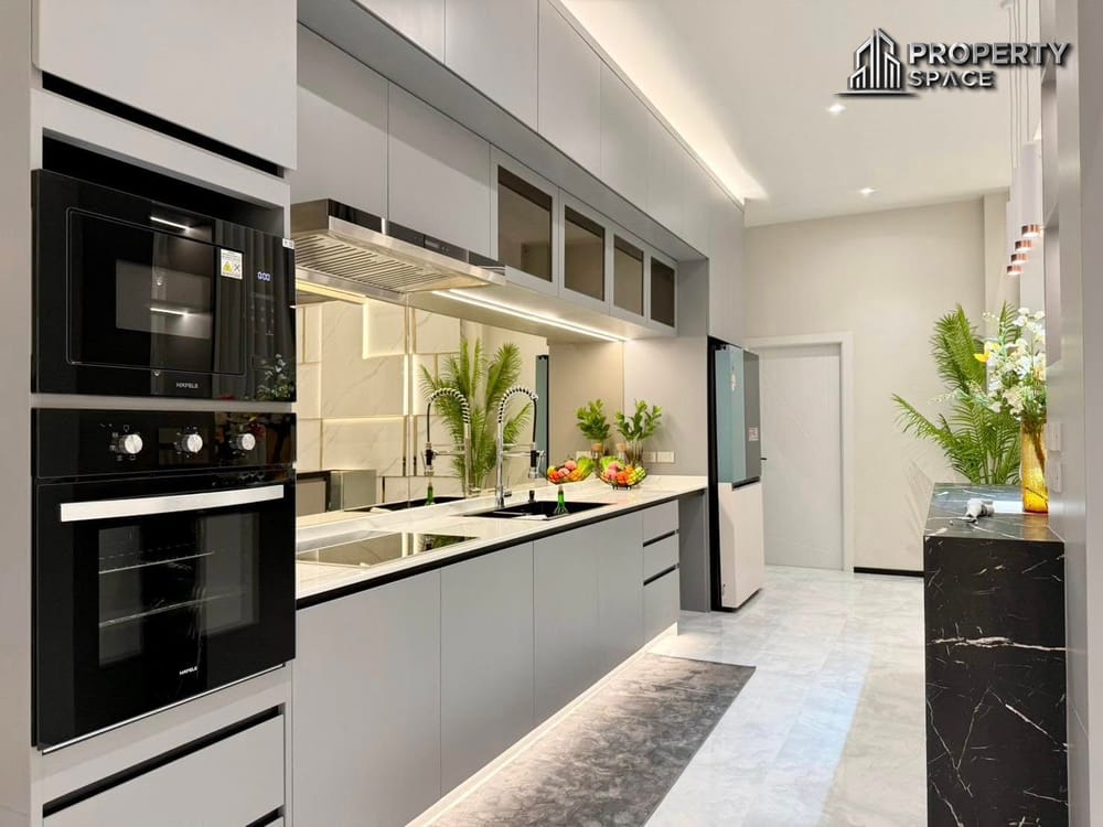 5 Bedroom Modern Luxury Pool Villa Near Regent International School Pattaya Image 10