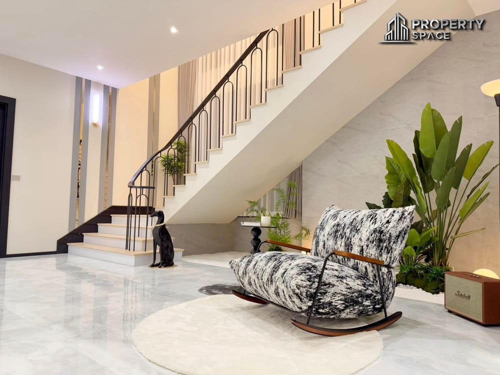5 Bedroom Modern Luxury Pool Villa Near Regent International School Pattaya Image 14