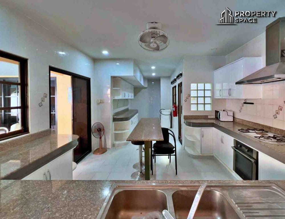 Charming 2-Storey, 12-Bedroom Guest House With Private Pool For Sale At Soi Bongkot, Pattaya. Image 6