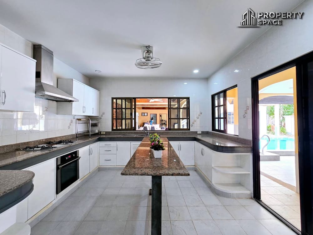 Charming 2-Storey, 12-Bedroom Guest House With Private Pool For Sale At Soi Bongkot, Pattaya. Image 6