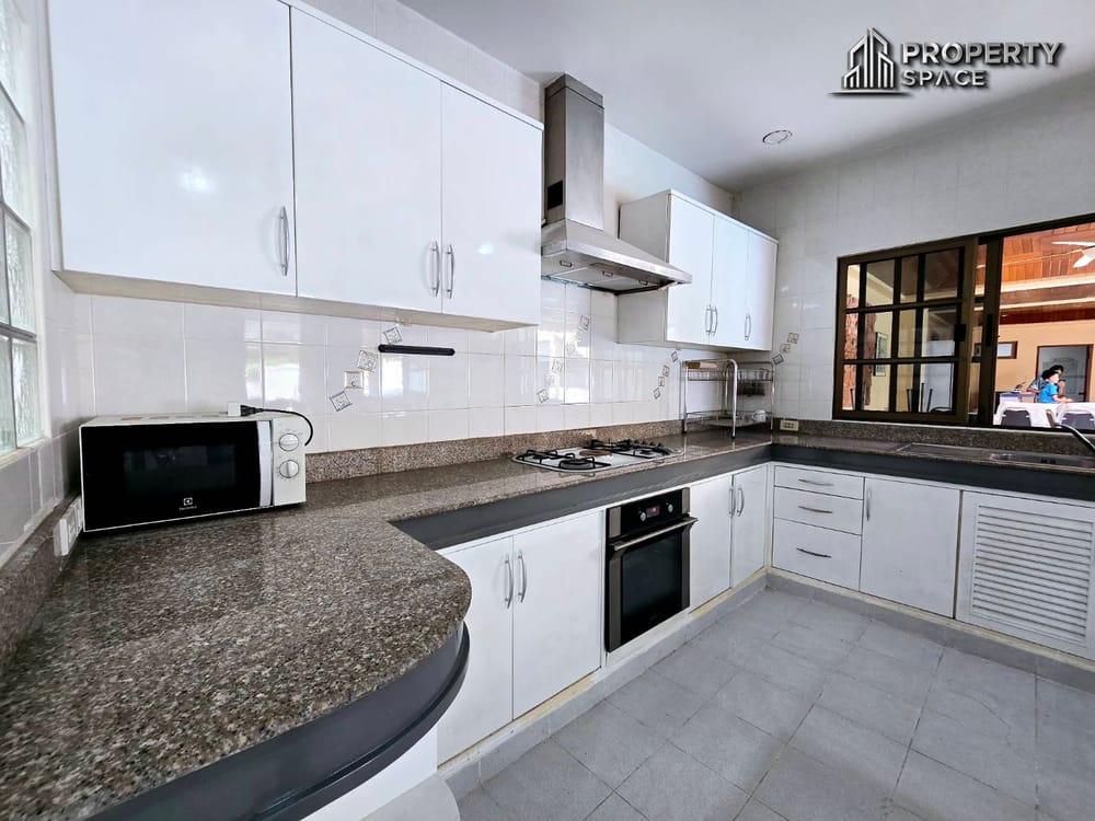 Charming 2-Storey, 12-Bedroom Guest House With Private Pool For Sale At Soi Bongkot, Pattaya. Image 8