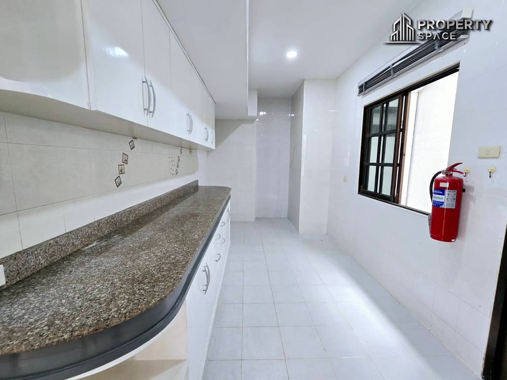 Charming 2-Storey, 12-Bedroom Guest House With Private Pool For Sale At Soi Bongkot, Pattaya. Image 9
