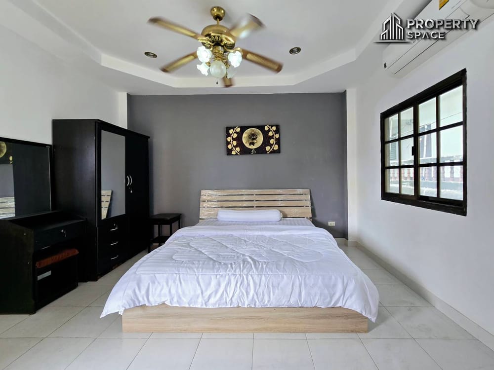 Charming 2-Storey, 12-Bedroom Guest House With Private Pool For Sale At Soi Bongkot, Pattaya. Image 11