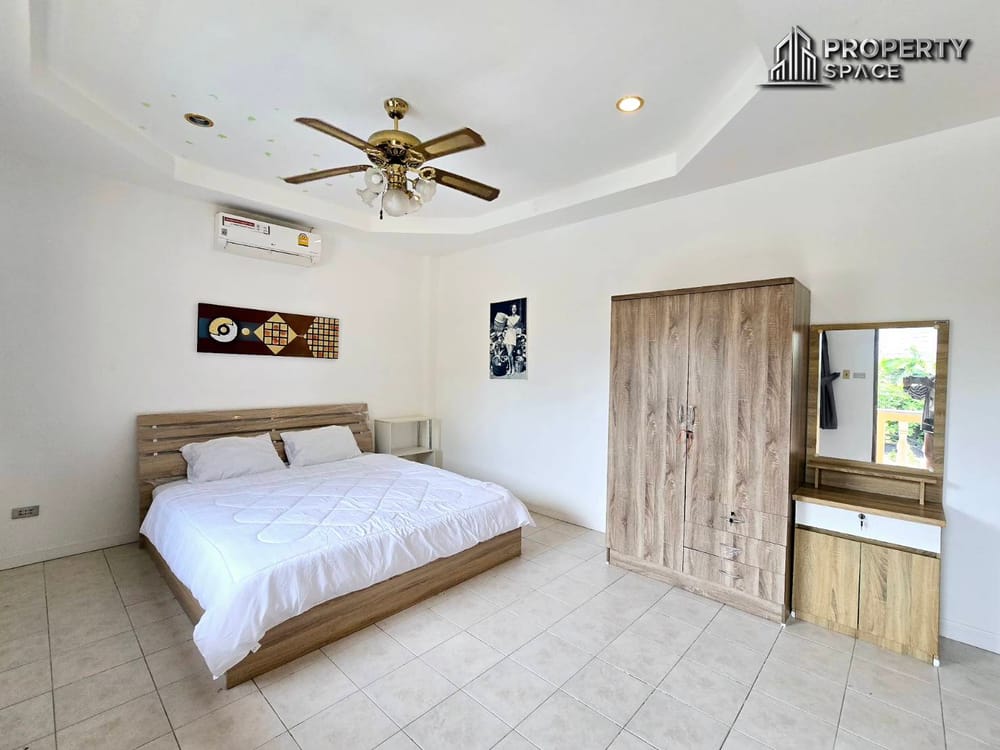 Charming 2-Storey, 12-Bedroom Guest House With Private Pool For Sale At Soi Bongkot, Pattaya. Image 12