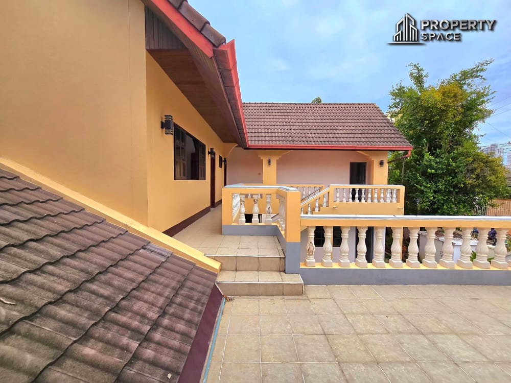 Charming 2-Storey, 12-Bedroom Guest House With Private Pool For Sale At Soi Bongkot, Pattaya. Image 10