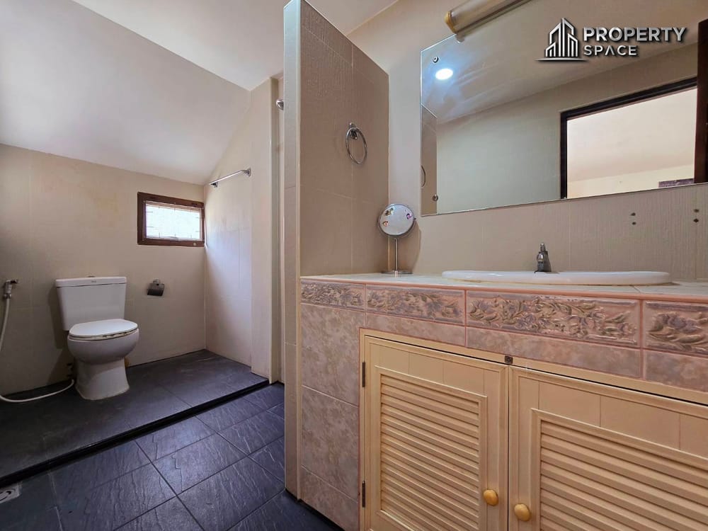 Charming 2-Storey, 12-Bedroom Guest House With Private Pool For Sale At Soi Bongkot, Pattaya. Image 16