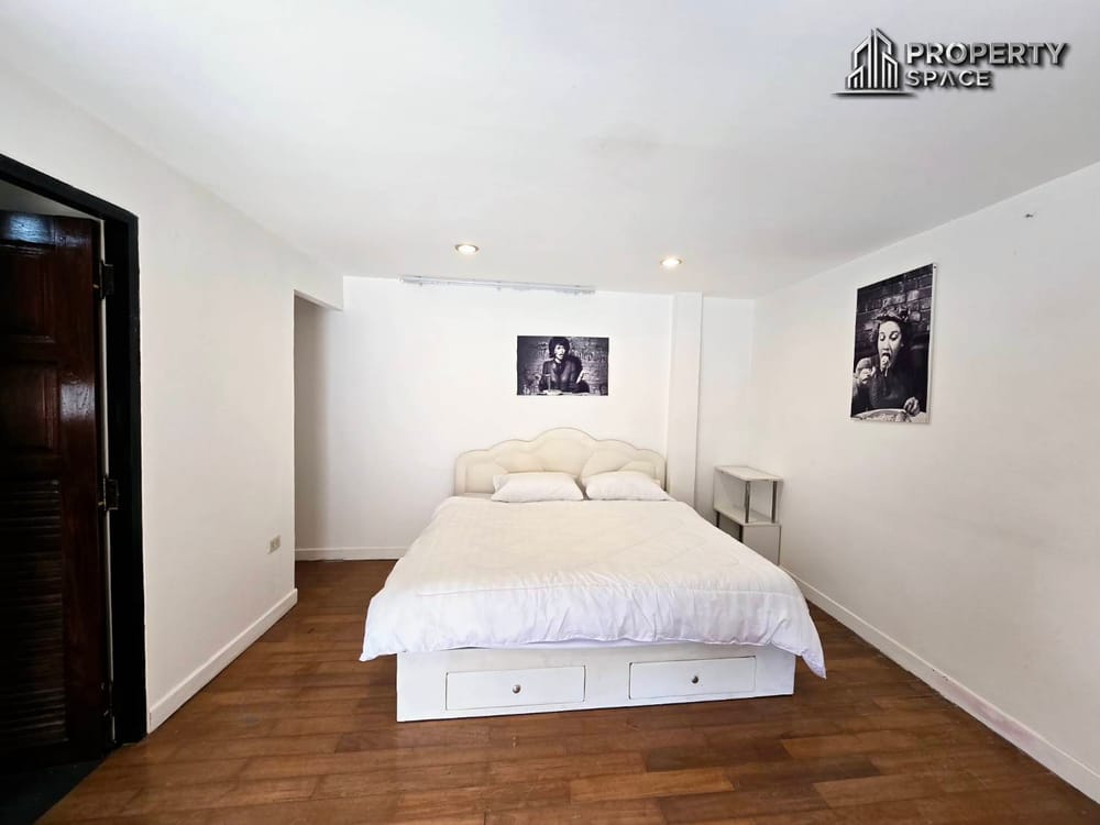 Charming 2-Storey, 12-Bedroom Guest House With Private Pool For Sale At Soi Bongkot, Pattaya. Image 14