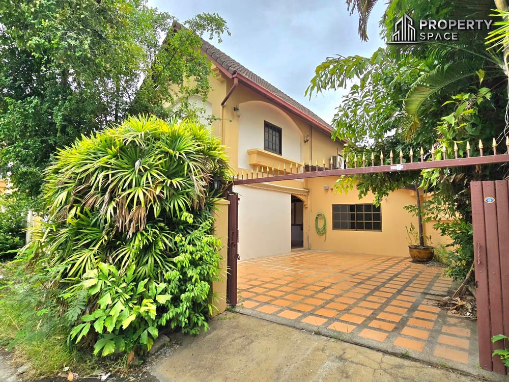 Charming 2-Storey, 12-Bedroom Guest House With Private Pool For Sale At Soi Bongkot, Pattaya. Image 18