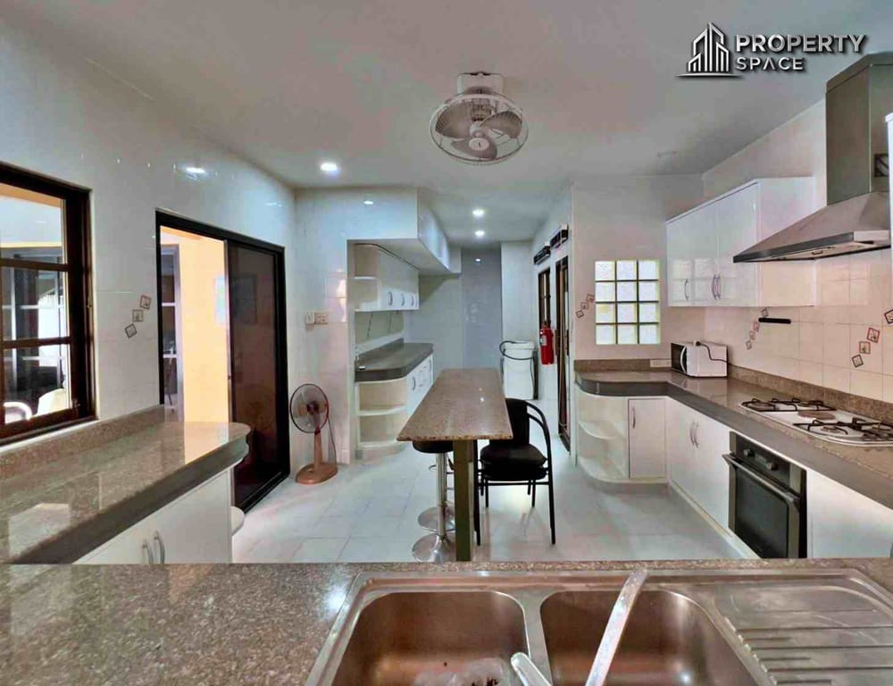 Charming 2-Storey, 12-Bedroom Guest House With Private Pool For Sale At Soi Bongkot, Pattaya. Image 7