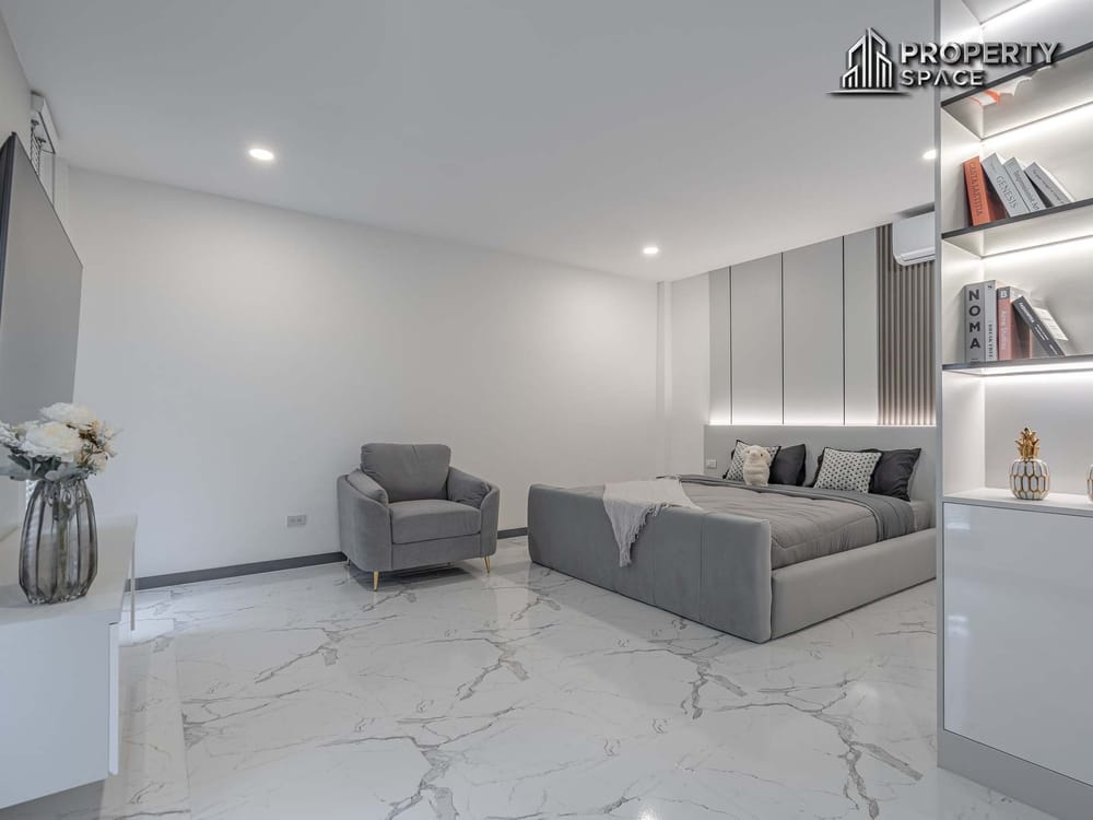 Luxury Living! 5-Bedroom Brand New Modern Pool Villa in East Pattaya for Sale Image 17