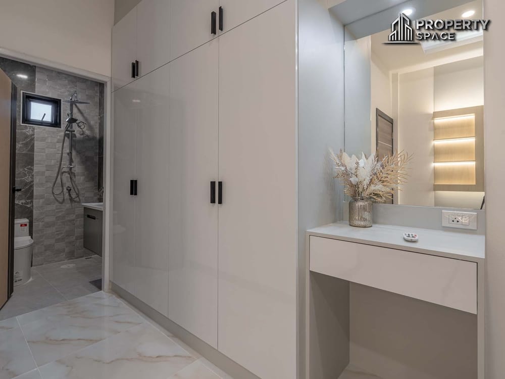 Luxury Living! 5-Bedroom Brand New Modern Pool Villa in East Pattaya for Sale Image 20