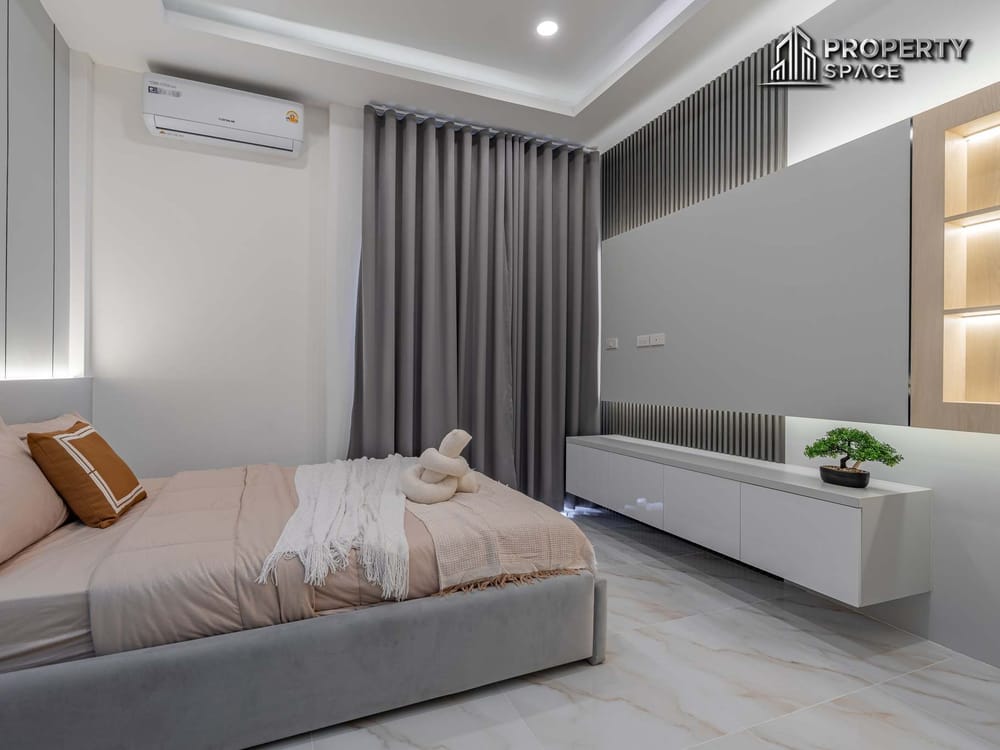 Luxury Living! 5-Bedroom Brand New Modern Pool Villa in East Pattaya for Sale Image 30