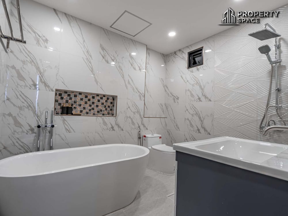 Luxury Living! 5-Bedroom Brand New Modern Pool Villa in East Pattaya for Sale Image 21