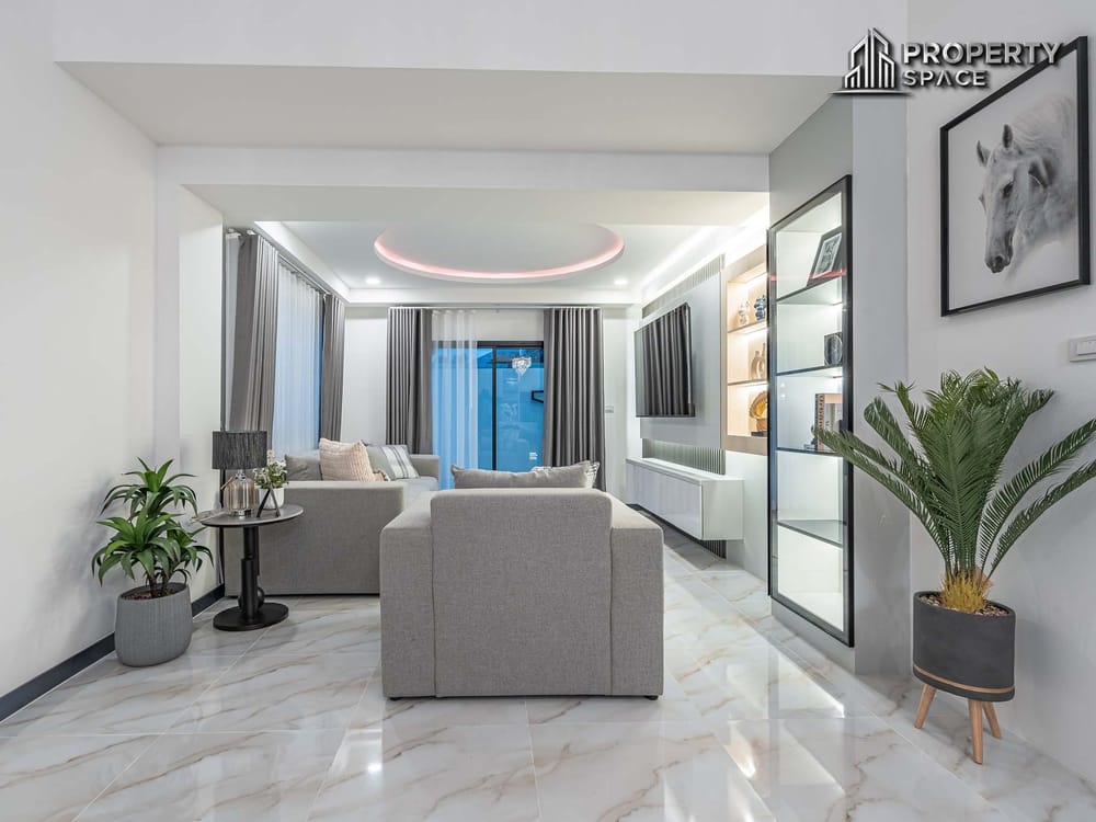 Luxury Living! 5-Bedroom Brand New Modern Pool Villa in East Pattaya for Sale Image 7