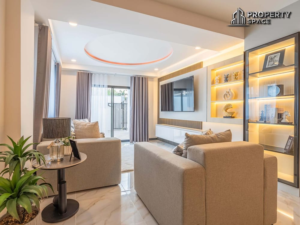 Luxury Living! 5-Bedroom Brand New Modern Pool Villa in East Pattaya for Sale Image 6