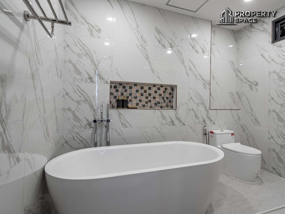 Luxury Living! 5-Bedroom Brand New Modern Pool Villa in East Pattaya for Sale Image 22