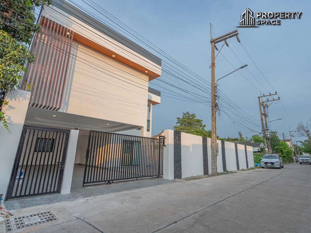 Luxury Living! 5-Bedroom Brand New Modern Pool Villa in East Pattaya for Sale Image 38