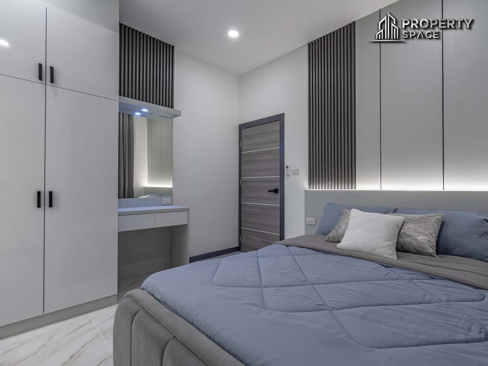 Luxury Living! 5-Bedroom Brand New Modern Pool Villa in East Pattaya for Sale Image 25
