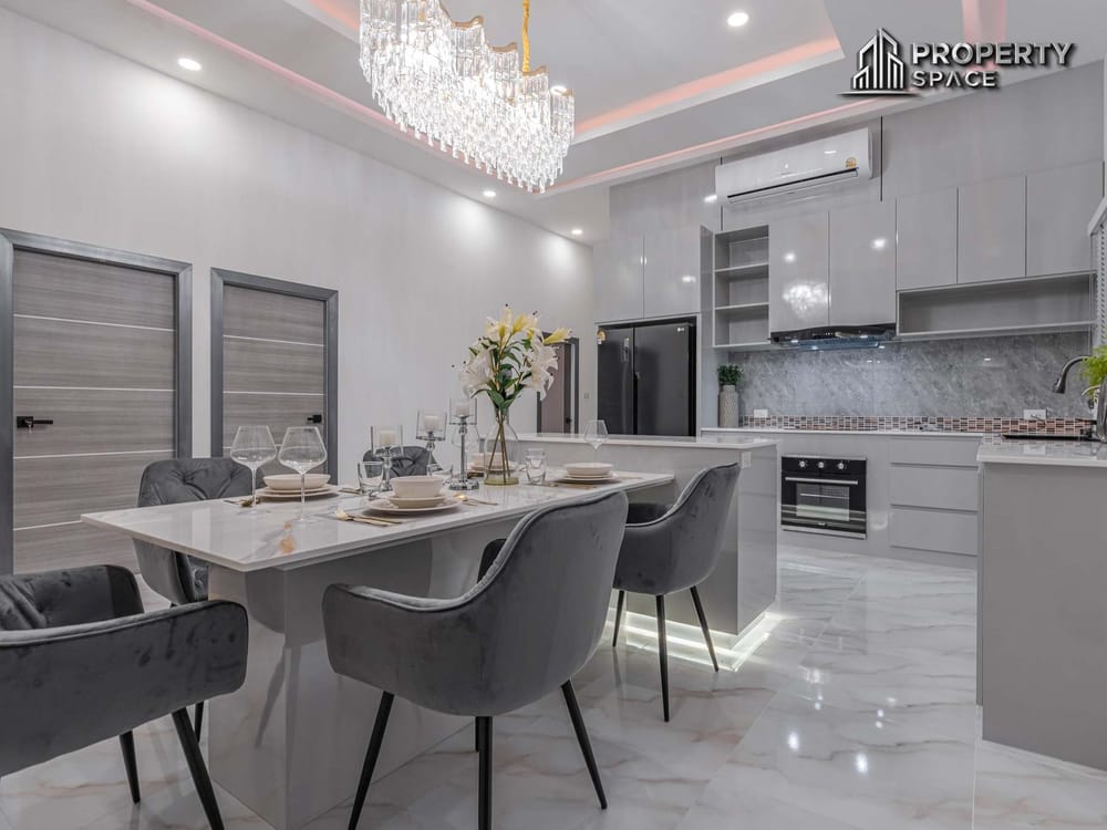 Luxury Living! 5-Bedroom Brand New Modern Pool Villa in East Pattaya for Sale Image 11