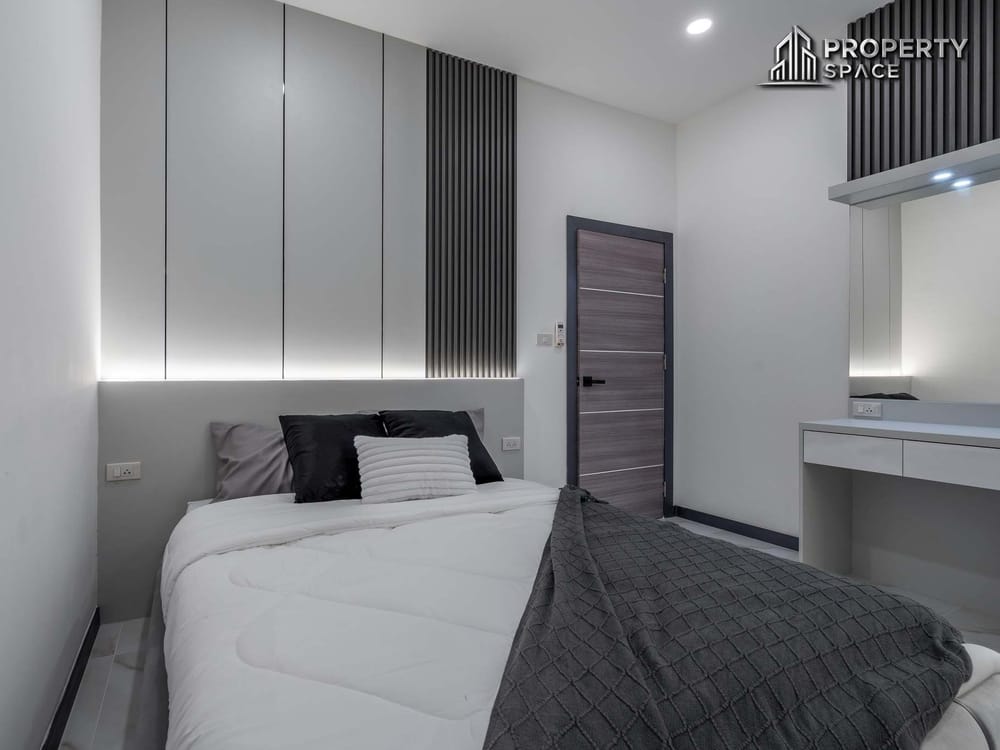 Luxury Living! 5-Bedroom Brand New Modern Pool Villa in East Pattaya for Sale Image 32