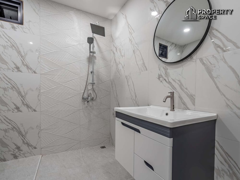 Luxury Living! 5-Bedroom Brand New Modern Pool Villa in East Pattaya for Sale Image 31
