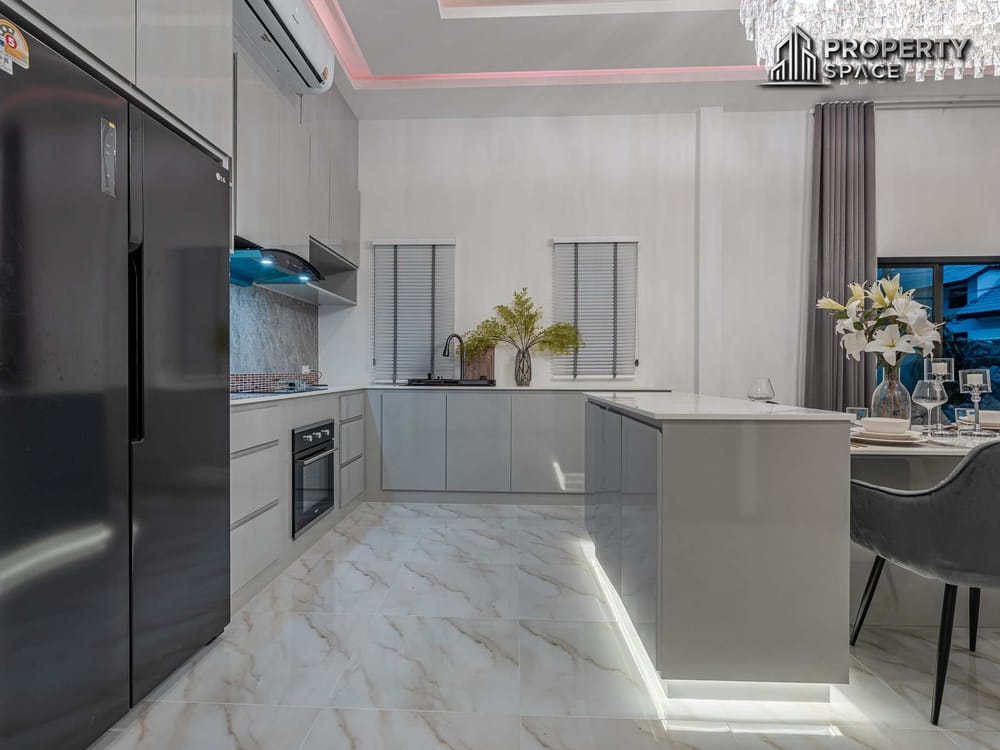 Luxury Living! 5-Bedroom Brand New Modern Pool Villa in East Pattaya for Sale Image 12