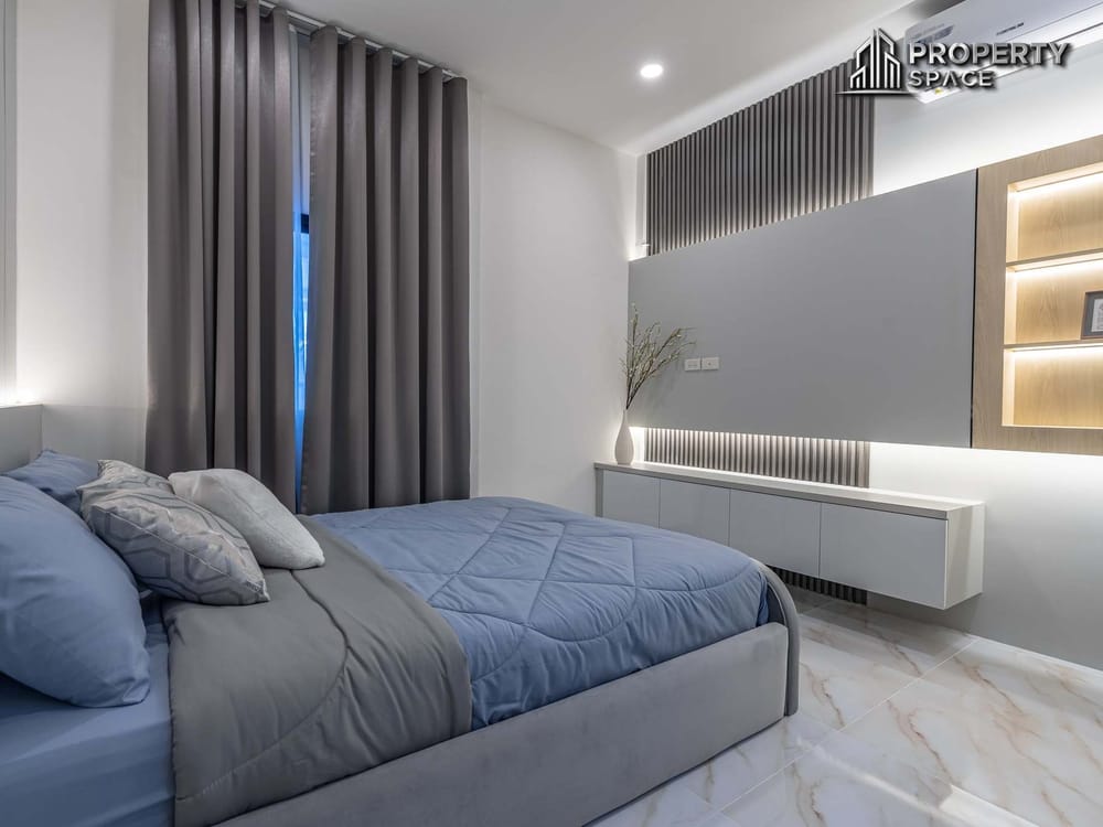 Luxury Living! 5-Bedroom Brand New Modern Pool Villa in East Pattaya for Sale Image 26