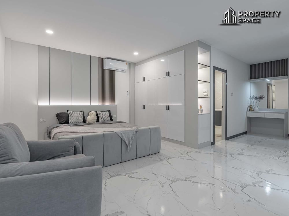 Luxury Living! 5-Bedroom Brand New Modern Pool Villa in East Pattaya for Sale Image 19