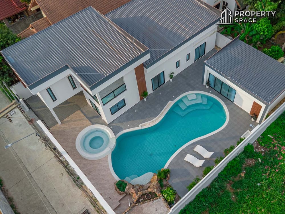 Luxury Living! 5-Bedroom Brand New Modern Pool Villa in East Pattaya for Sale Image 1