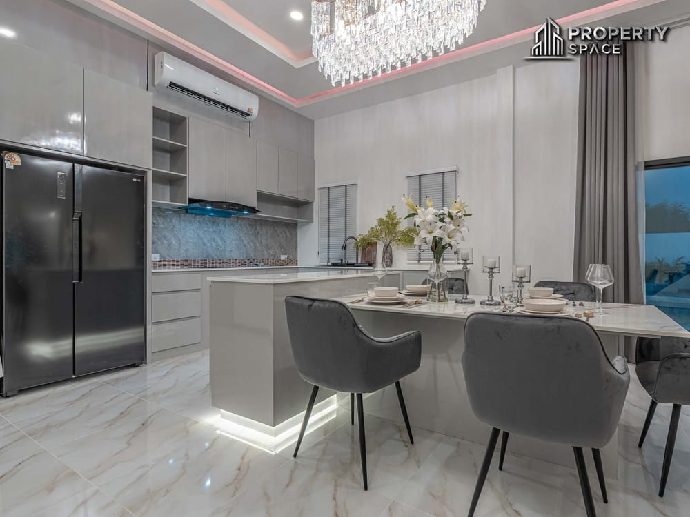 Luxury Living! 5-Bedroom Brand New Modern Pool Villa in East Pattaya for Sale Image 10