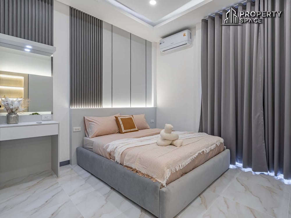 Luxury Living! 5-Bedroom Brand New Modern Pool Villa in East Pattaya for Sale Image 28