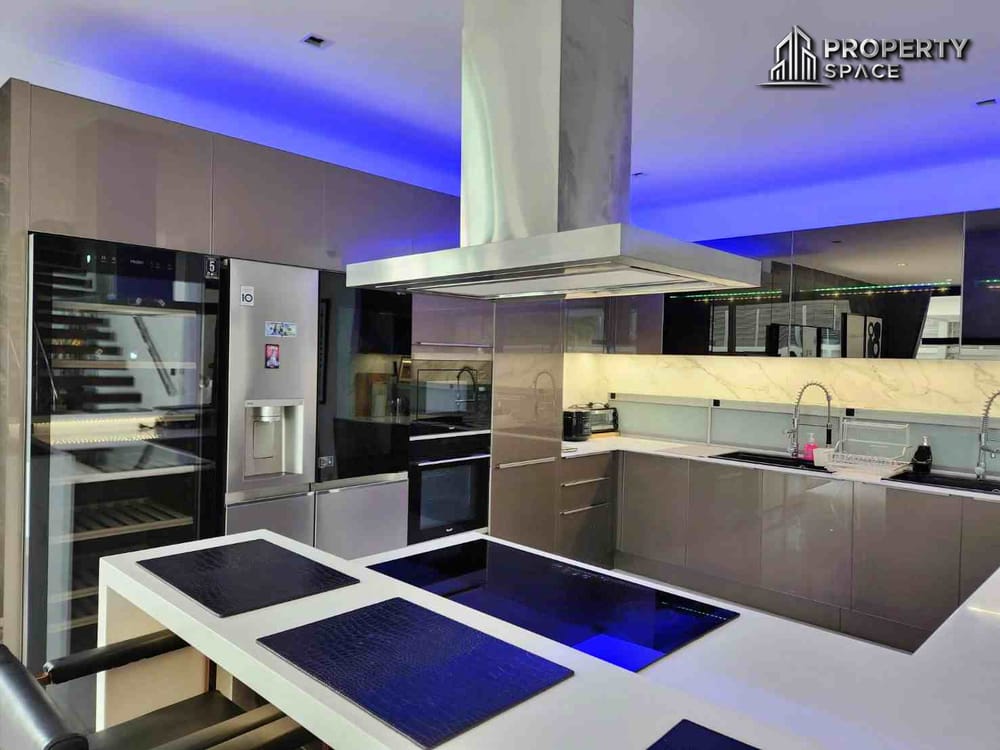Ultra-Luxury 3-Storey Pool Villa With 6 Spacious Bedrooms And Private Elevator in Pratumnak Hill Image 7