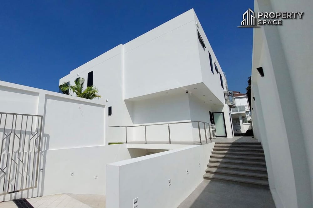 Ultra-Luxury 3-Storey Pool Villa With 6 Spacious Bedrooms And Private Elevator in Pratumnak Hill Image 3