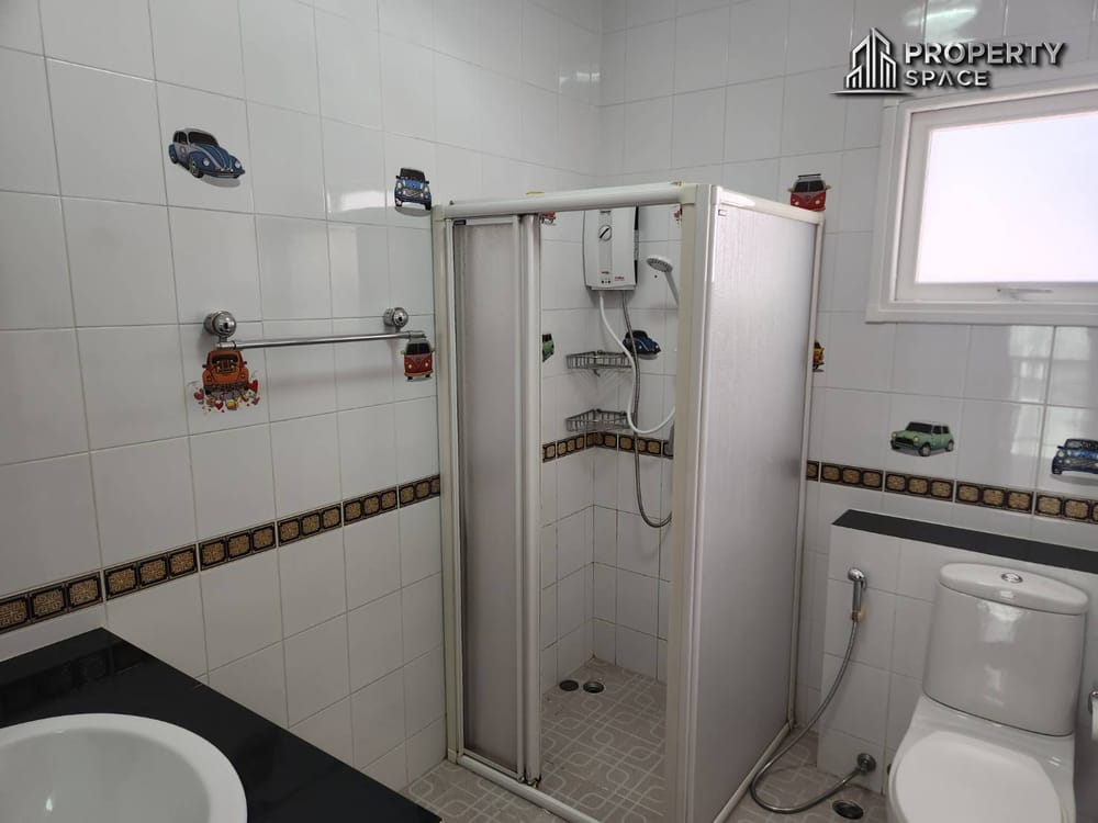 Spacious 2-Storey Pool Villa with 4 Bedrooms in South Pattaya – For Sale and Rent Image 33