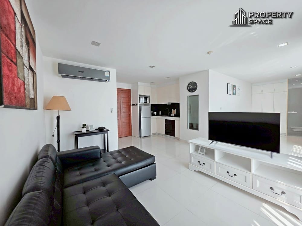 Hot Deal! 1-Bedroom Condo Near The Beach For Sale At Club Royal Wongamat Pattaya Image 1