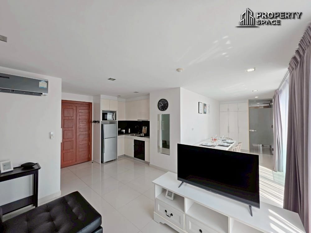 Hot Deal! 1-Bedroom Condo Near The Beach For Sale At Club Royal Wongamat Pattaya Image 3