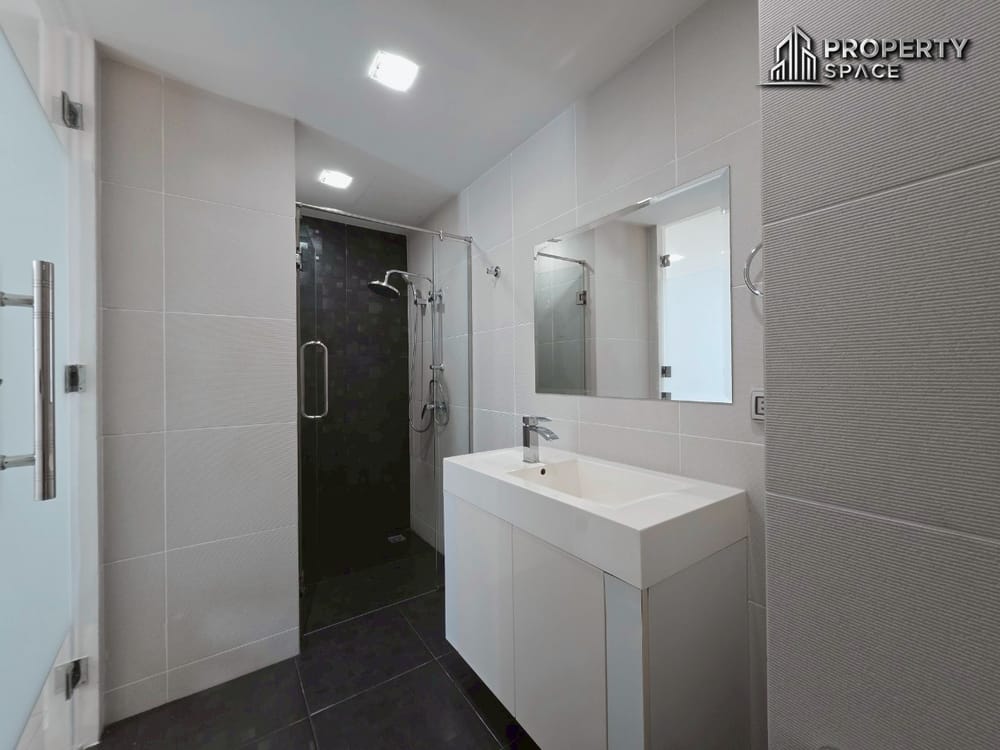 Hot Deal! 1-Bedroom Condo Near The Beach For Sale At Club Royal Wongamat Pattaya Image 15
