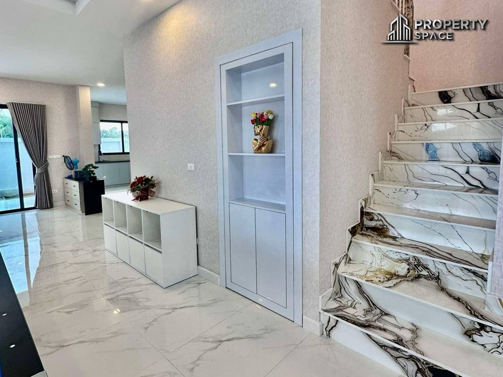 Luxurious 6 Bedroom Modern Pool Villa In East Pattaya For Sale And Rent Image 7