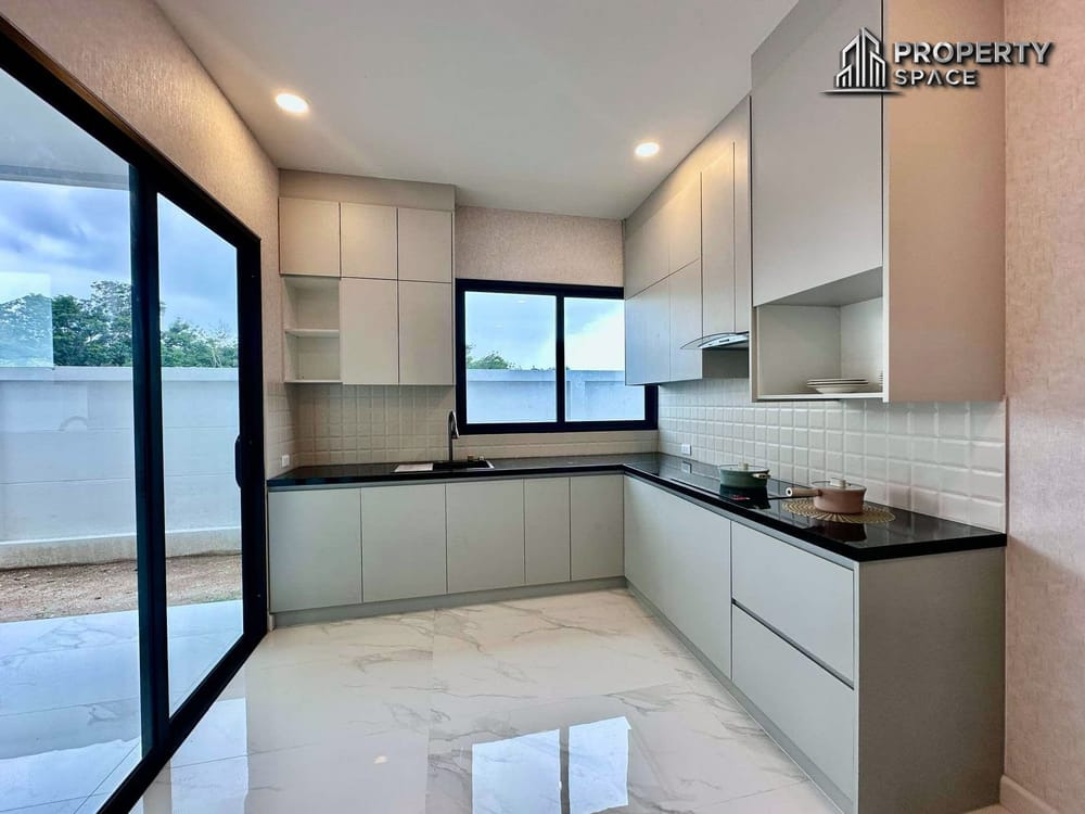 Luxurious 6 Bedroom Modern Pool Villa In East Pattaya For Sale And Rent Image 11