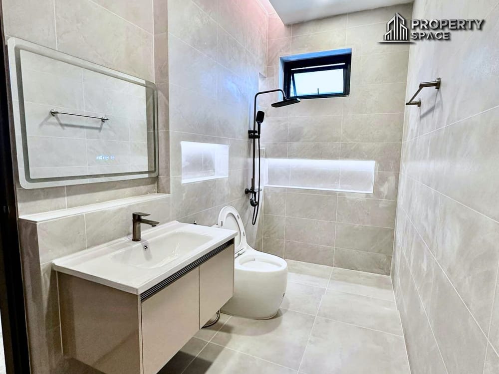Luxurious 6 Bedroom Modern Pool Villa In East Pattaya For Sale And Rent Image 19
