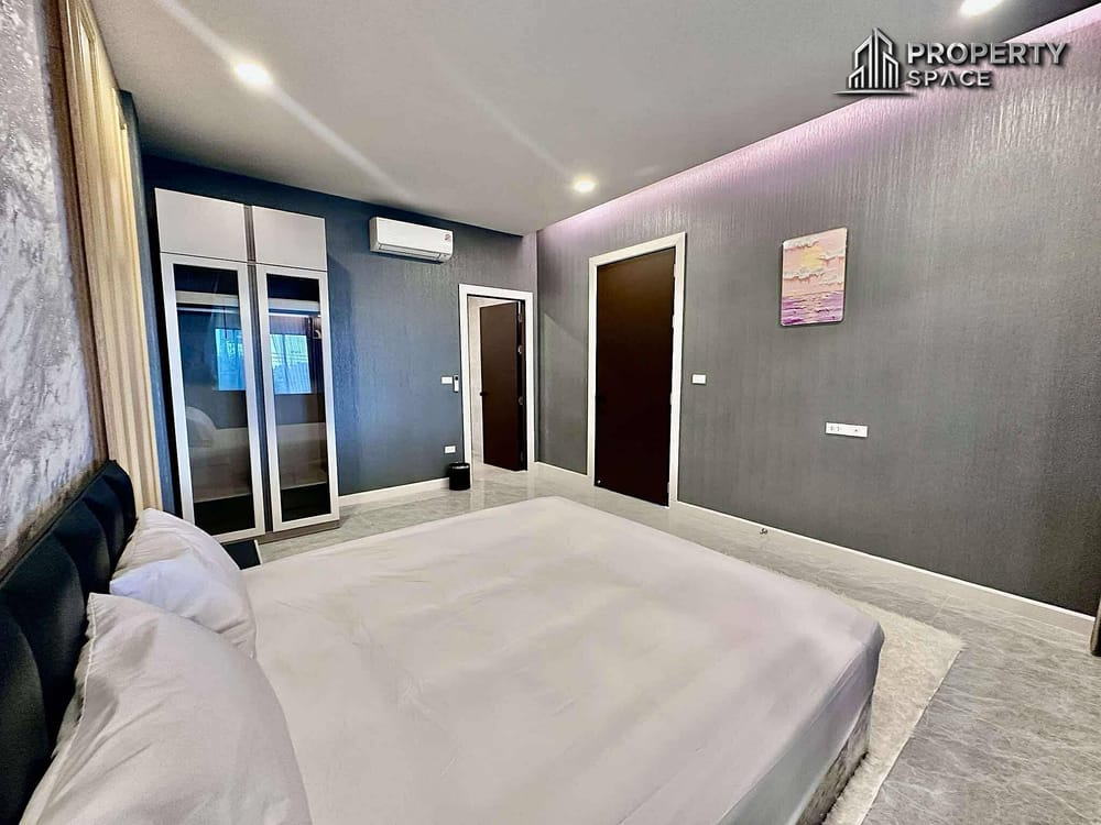 Luxurious 6 Bedroom Modern Pool Villa In East Pattaya For Sale And Rent Image 16