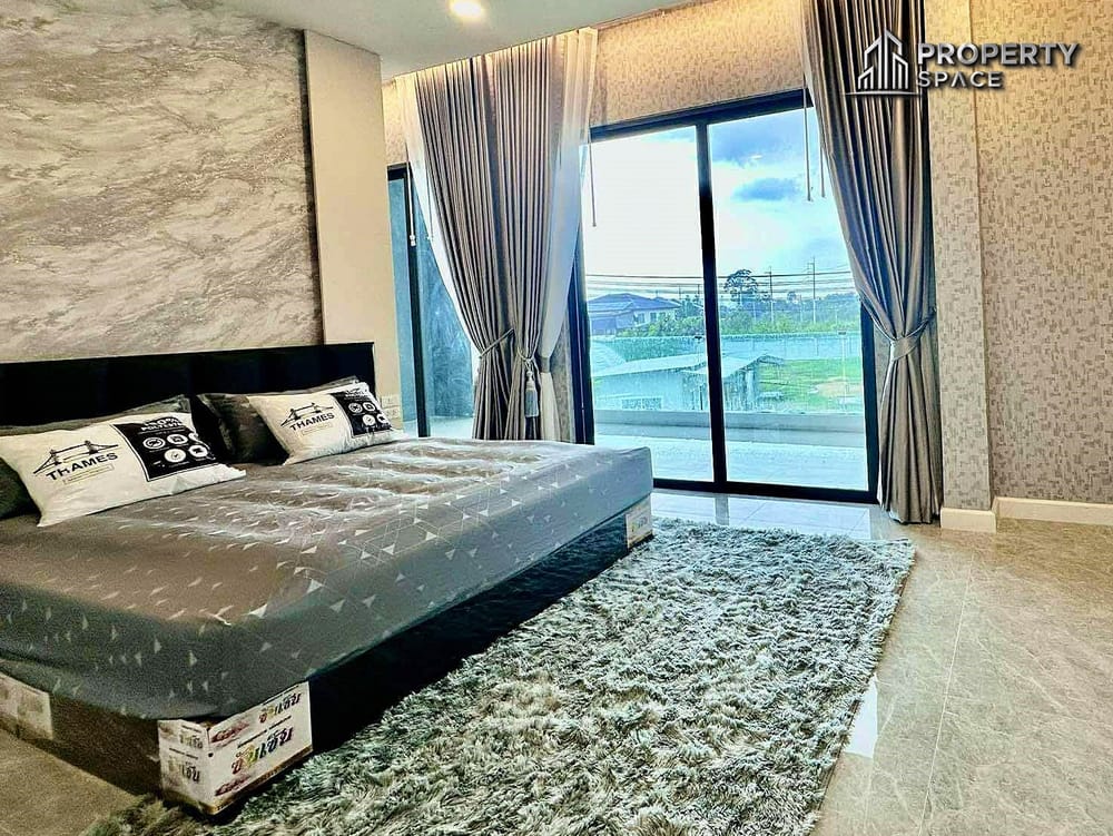 Luxurious 6 Bedroom Modern Pool Villa In East Pattaya For Sale And Rent Image 12